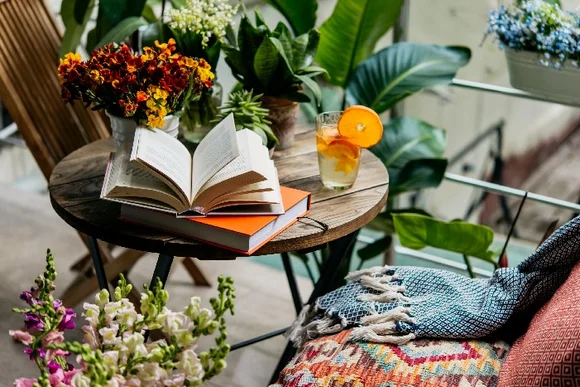 Gemütliche Leseecke auf einem Balkon